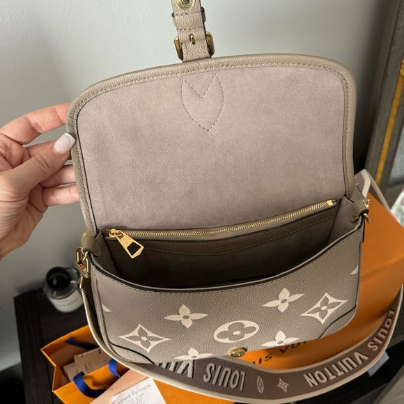 Diane Leather Crossbody Purse Louis Vuitton Authentic New - Picture 6 of 12